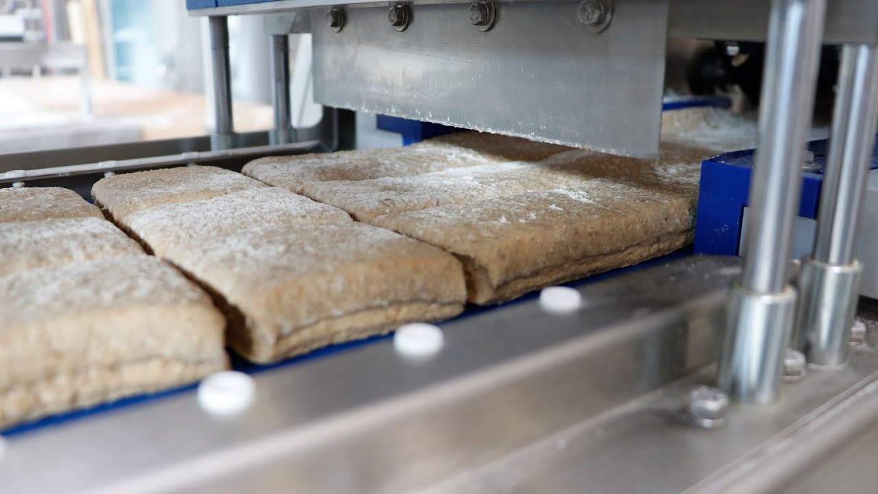 Teiglinge auf einer Produktionsanlage in der Hinuts-Backstraße